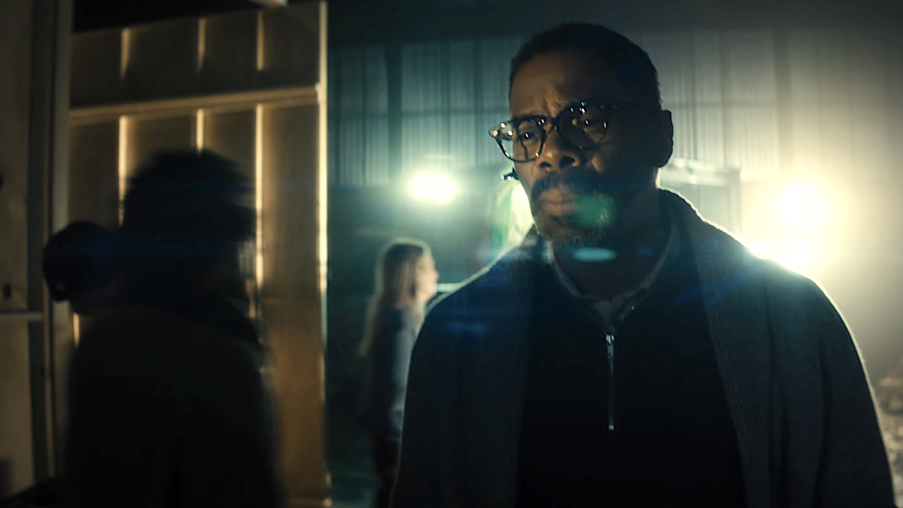 کولمین ڈومنگو ڈسکلوزر ڈے پر مووی یا ٹی وی سیٹ پر بی ٹی ایس کھڑے ہیں۔