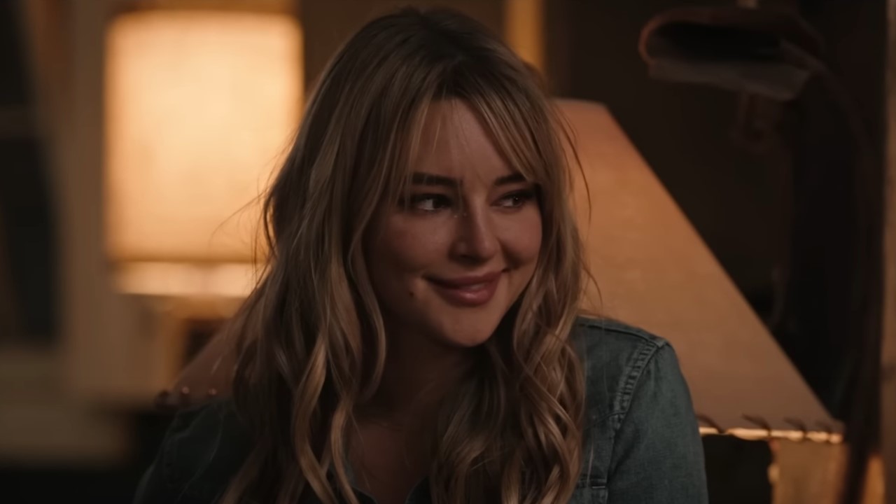 لارمی یلو اسٹون کے بنک ہاؤس میں مسکرا رہی ہے۔