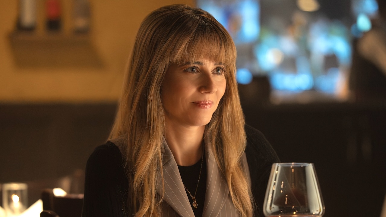 ڈی ٹی ایف سینٹ لوئس سیزن 1 ایپی سوڈ 3 میں کلارک کے ساتھ رات کا کھانا کھاتے ہوئے کیرول ڈنر میں ہنس رہی ہے