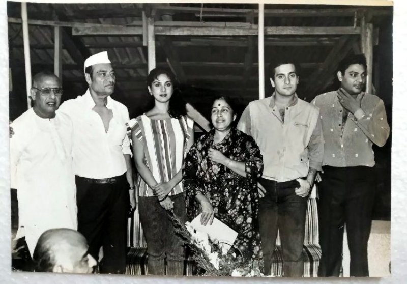 Starting from the left; Subodh Mukherjee, Sashadhar Mukherjee (Joy's father), Meenakshi Seshadri, Sati Devi (Joy's mother), Rajiv Kapoor & Shomu Mukherjee