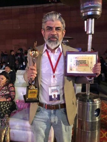 Rituraj Singh after winning the Best Actor Award in the Short Film category at Rajasthan International Film Festival (2020).