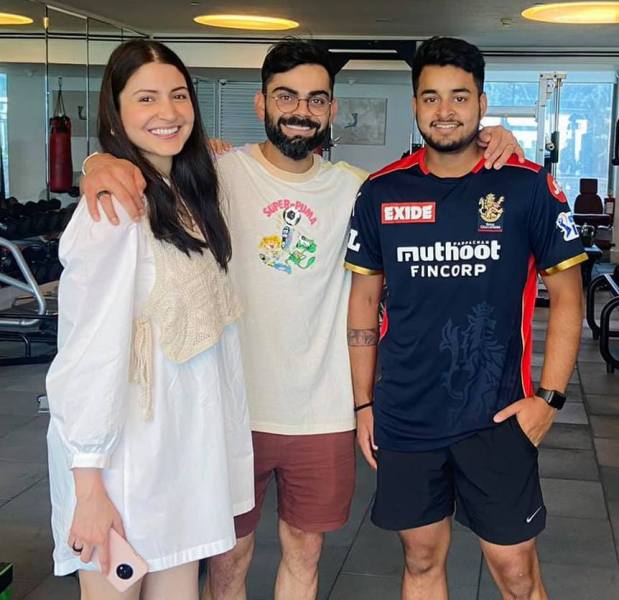 Sushant Mishra (during his time as a net bowler for Royal Challengers Bangalore (RCB)) with Virat Kohli and Anushka Sharma (right to left).