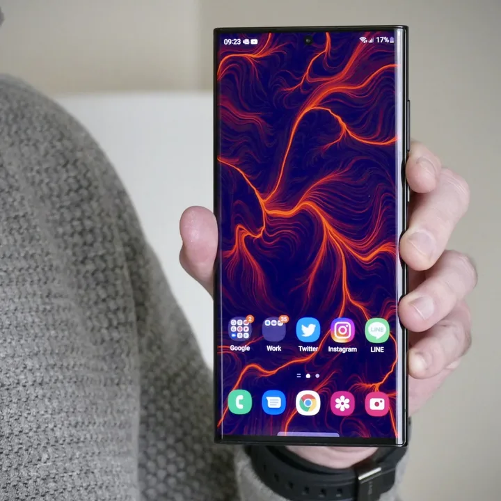 What does 120Hz refresh rate do? Description of smartphone refresh rate 3 A man holding a Samsung Galaxy S22 Ultra showing off its large AMOLED display.
