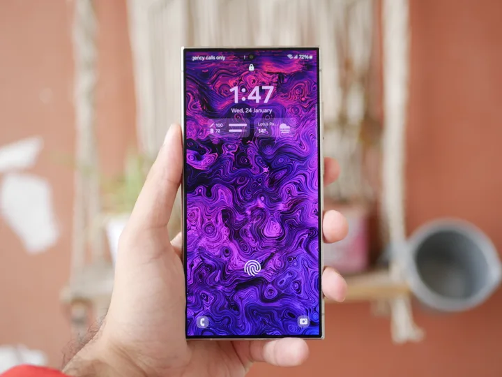 What does 120Hz refresh rate do? Description of smartphone refresh rate 1 Samsung Galaxy S24 Ultra display.