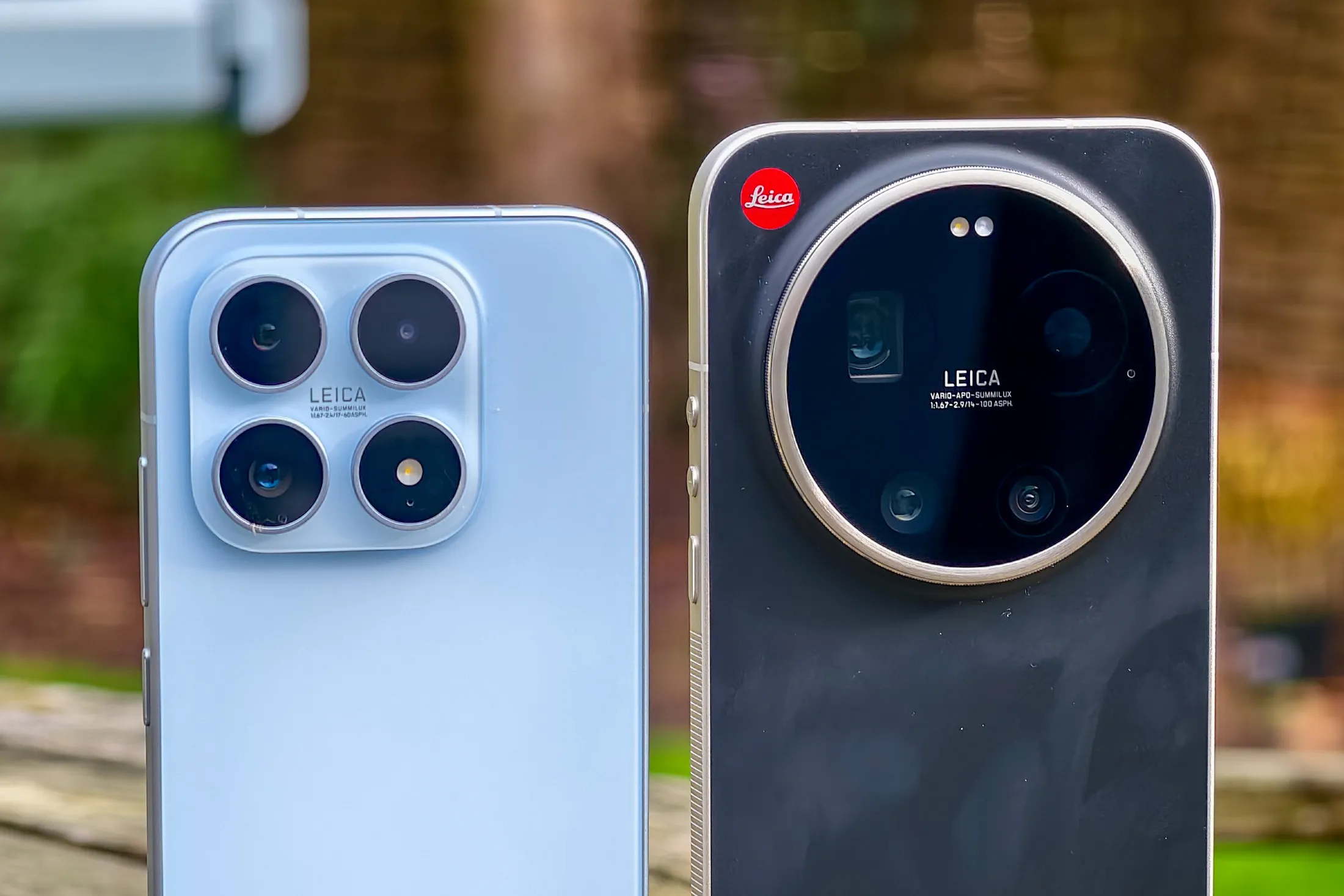 ایک میز پر Xiaomi 17 اور 17 Ultra کی تصویر، کیمروں پر کلوز اپ