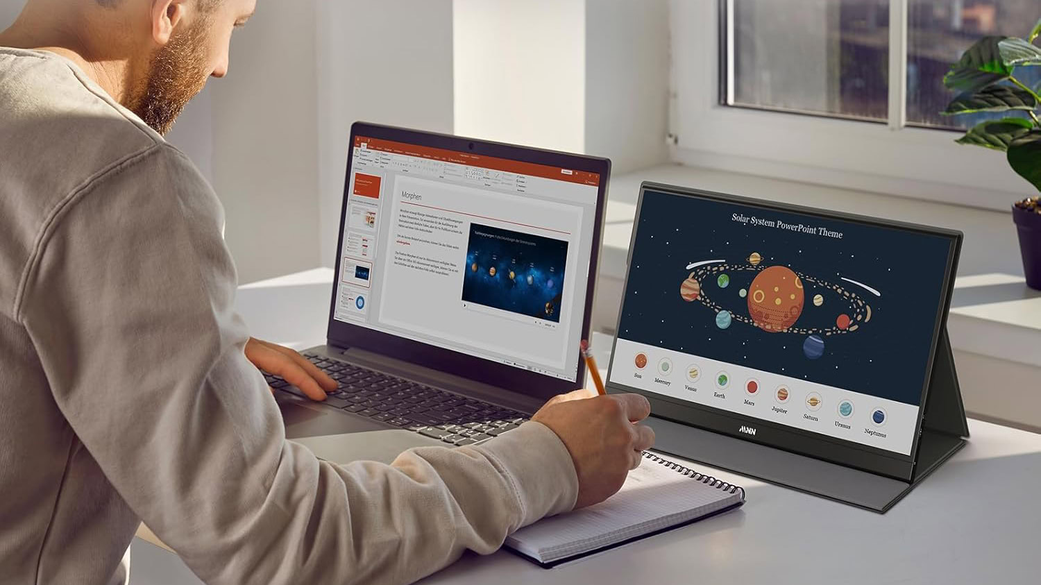 ڈیسک پر MNN پورٹیبل مانیٹر