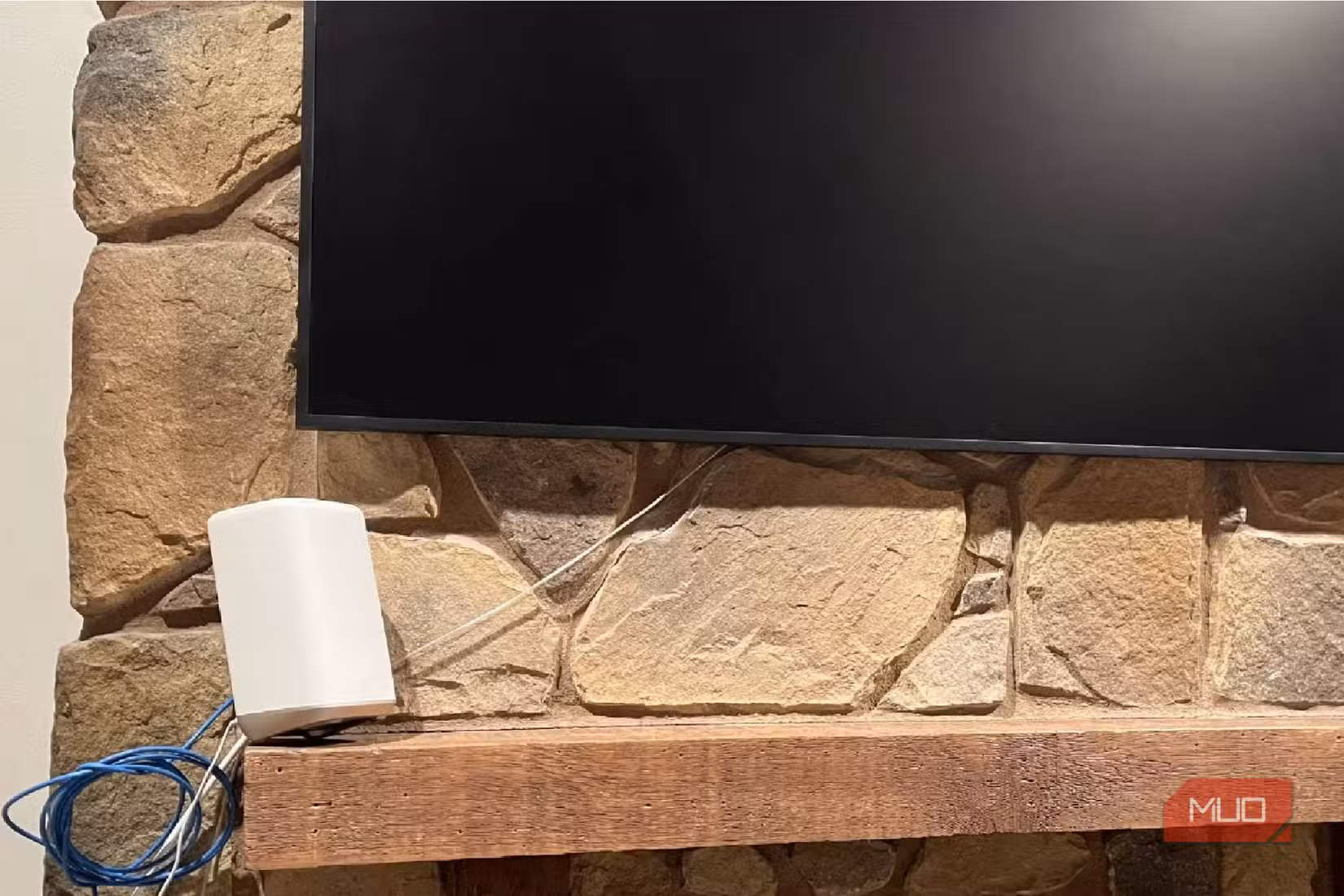 مینٹل پر ٹی وی کے نیچے Xfinity راؤٹر