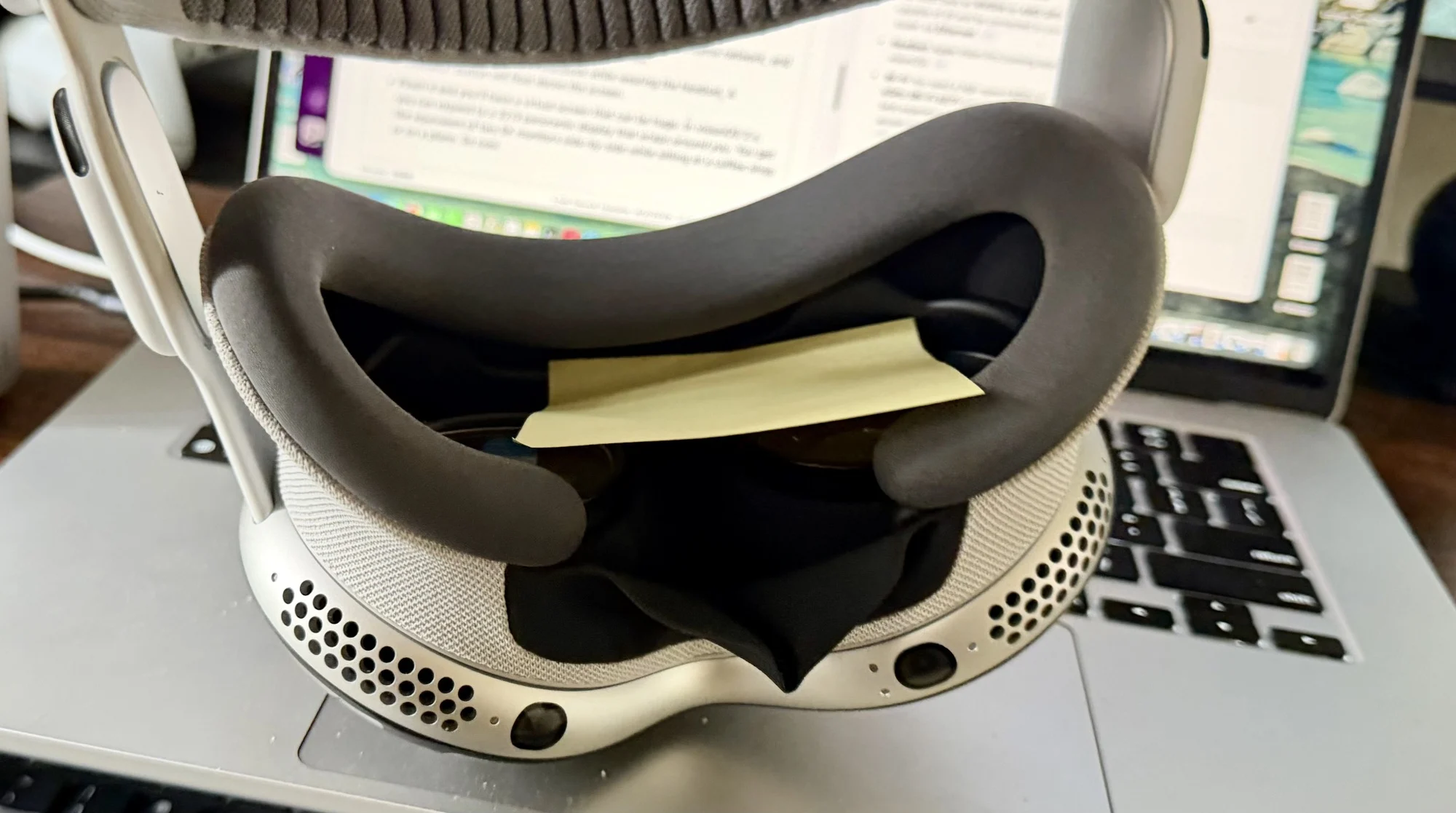 ایپل وژن پرو پوسٹ ہیک