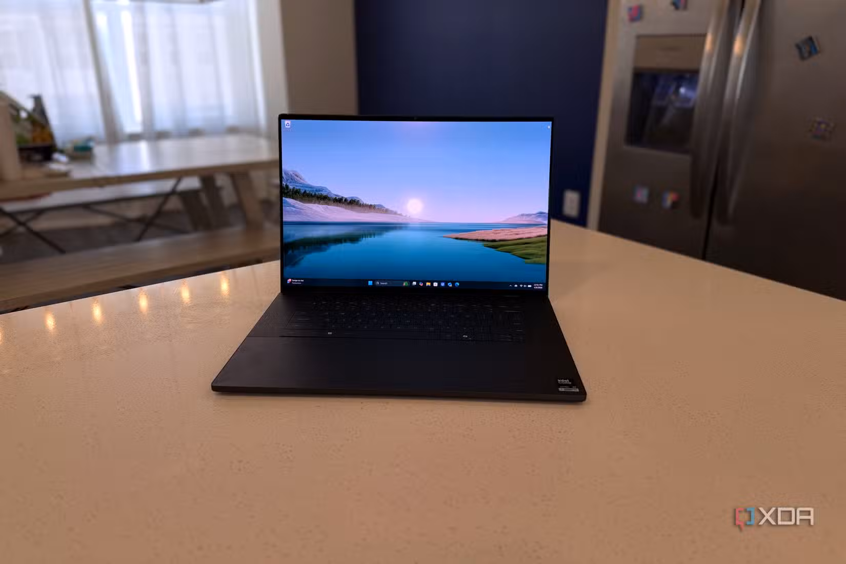 کچن کاؤنٹر پر ڈیل ایکس پی ایس 16