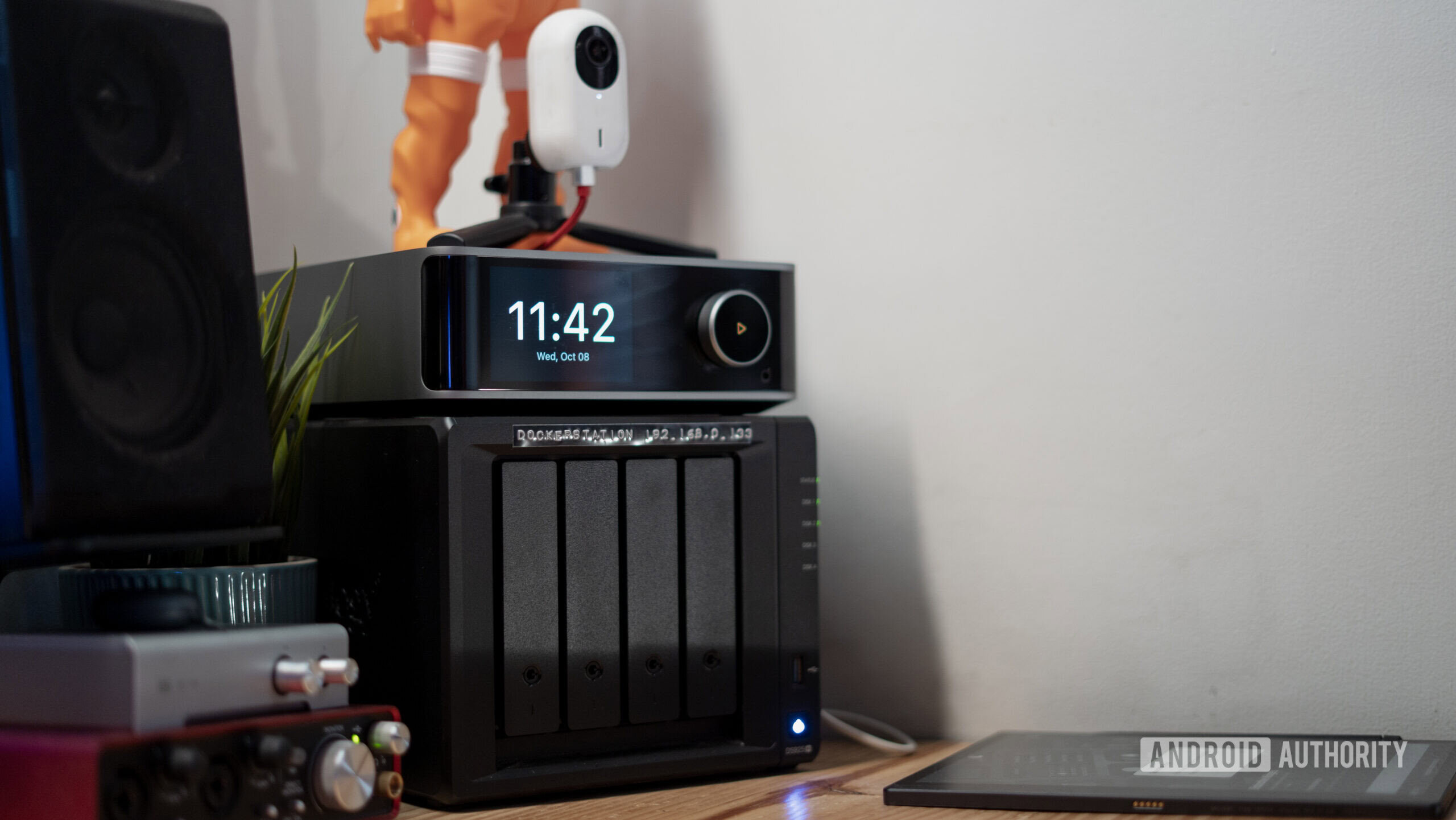 ڈیسک پر Synology DS925 Plus