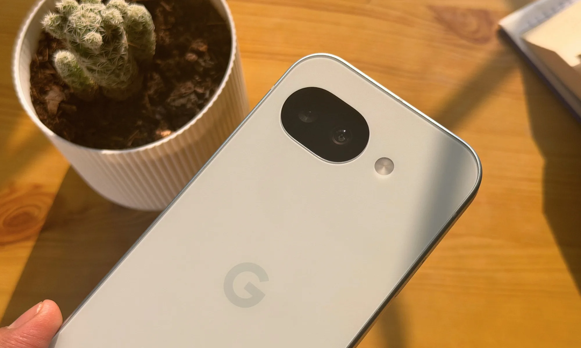 گوگل پکسل کے آگے ایک بہت بڑی چھلانگ لگانے کے ساتھ، آئی فون 2026 میں عالمی سمارٹ فون کا تخت سنبھالے گا۔ 1 گوگل پکسل 10 اے ریئر ویو۔