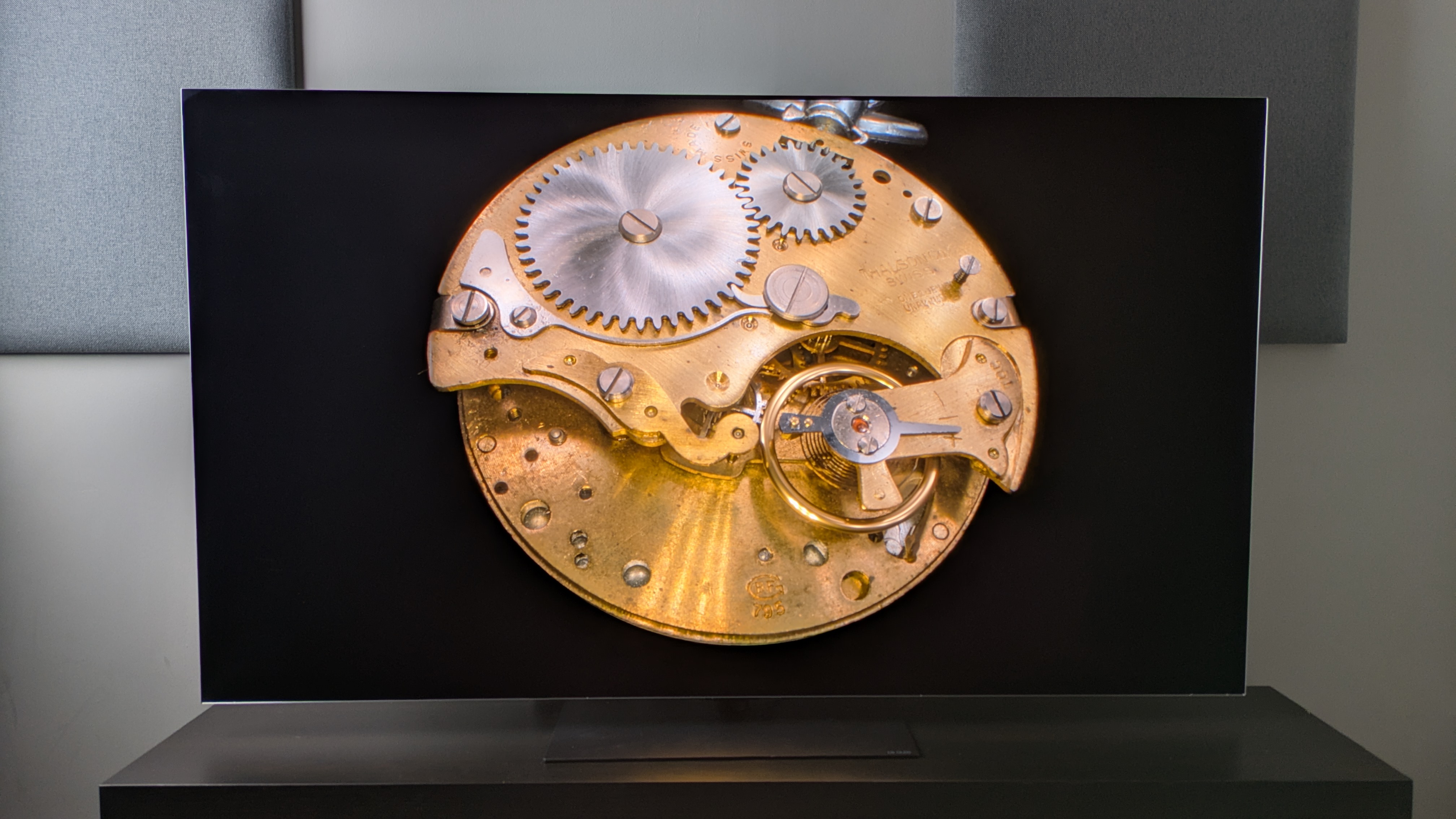 LG G6 OLED TV اسکرین پر گولڈ اسٹاپ واچ دکھاتا ہے، گہری سیاہ اور مضبوط، کنٹرول شدہ جھلکیاں