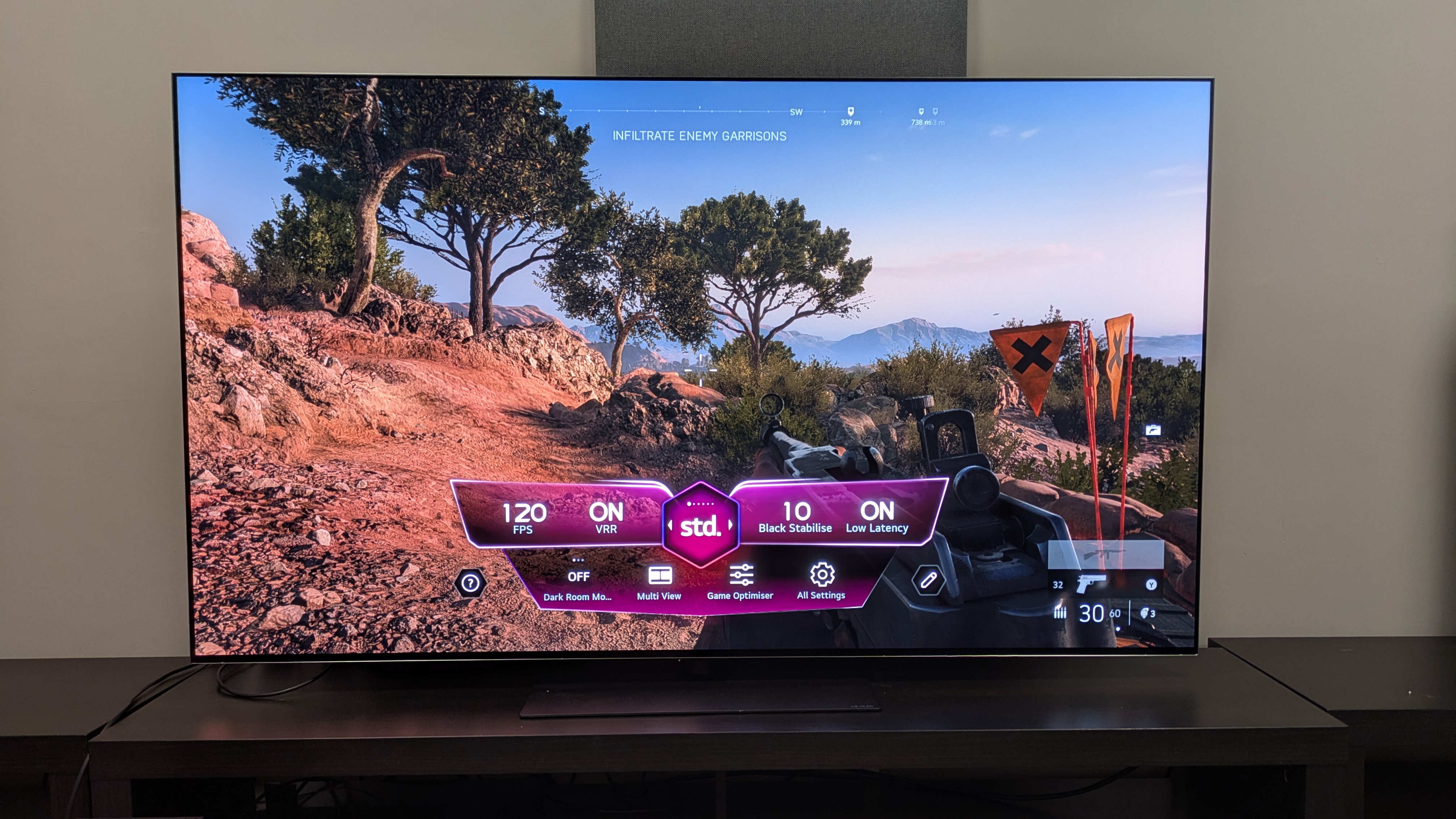 LG G6 OLED TV اسکرین کے نیچے گیم آپٹیمائزیشن مینو اور 120Hz ریفریش ریٹ کے ساتھ Xbox Series X پر ایک Battlefield V دکھا رہا ہے۔