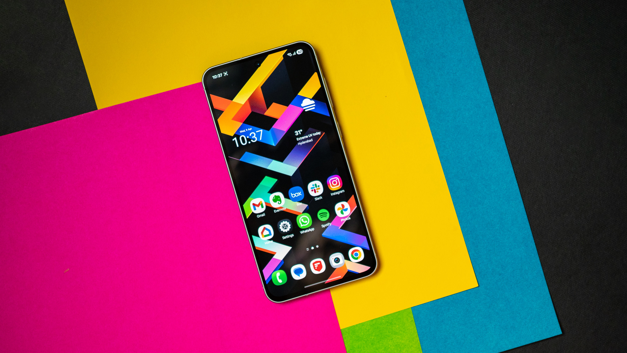 Samsung Galaxy A57 بمقابلہ Galaxy A37: بہن بھائی کی دشمنی۔ 7 رنگین پس منظر پر Samsung Galaxy A56