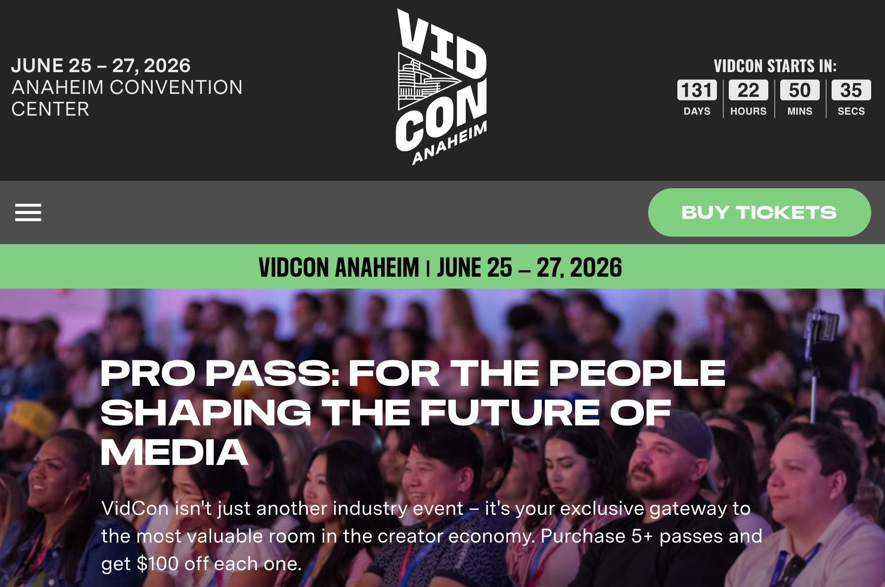 VidCon Anaheim ویب ایڈورٹائزنگ، 25-27 جون، 2026۔ الٹی گنتی 131 دن، 22 گھنٹے، 50 منٹ اور 35 سیکنڈ دکھاتی ہے۔ متن: 