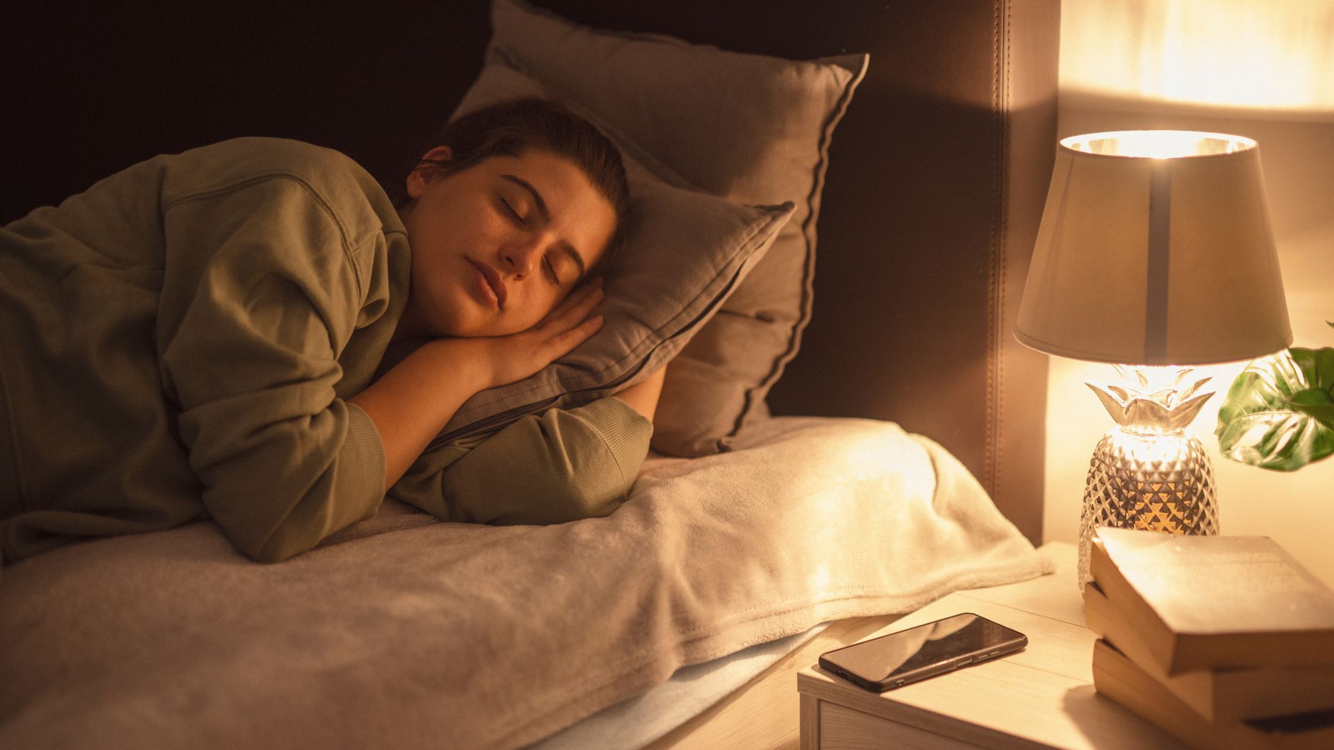 عورت رات کو بستر پر سوتی ہے۔ وہ اس کے پہلو میں لیٹی ہوئی ہے اور پلنگ کا لیمپ ابھی تک جل رہا ہے۔