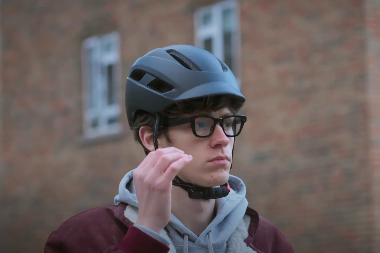 گوگل ویڈیو کا اسکرین شاٹ جس میں سمارٹ گلاسز کو حرکت میں دکھایا گیا ہے۔