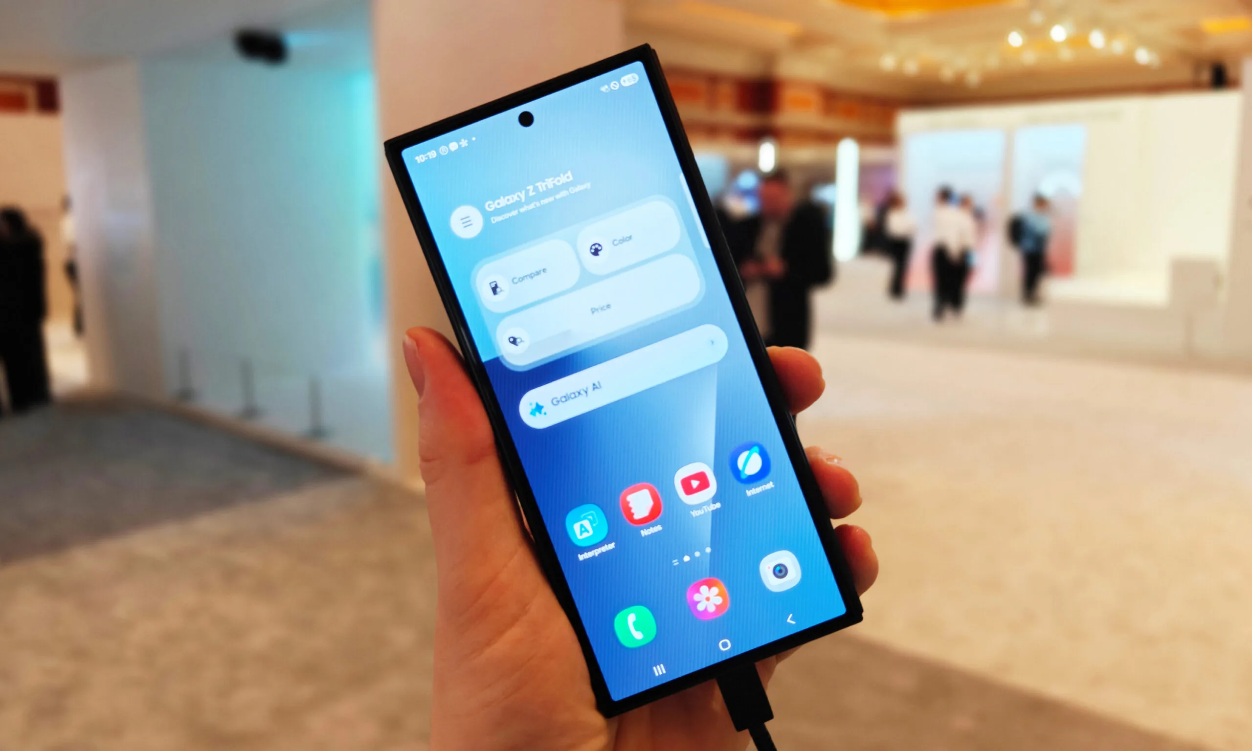 Samsung Galaxy Trifold کو اپنے ہاتھوں میں پکڑیں۔