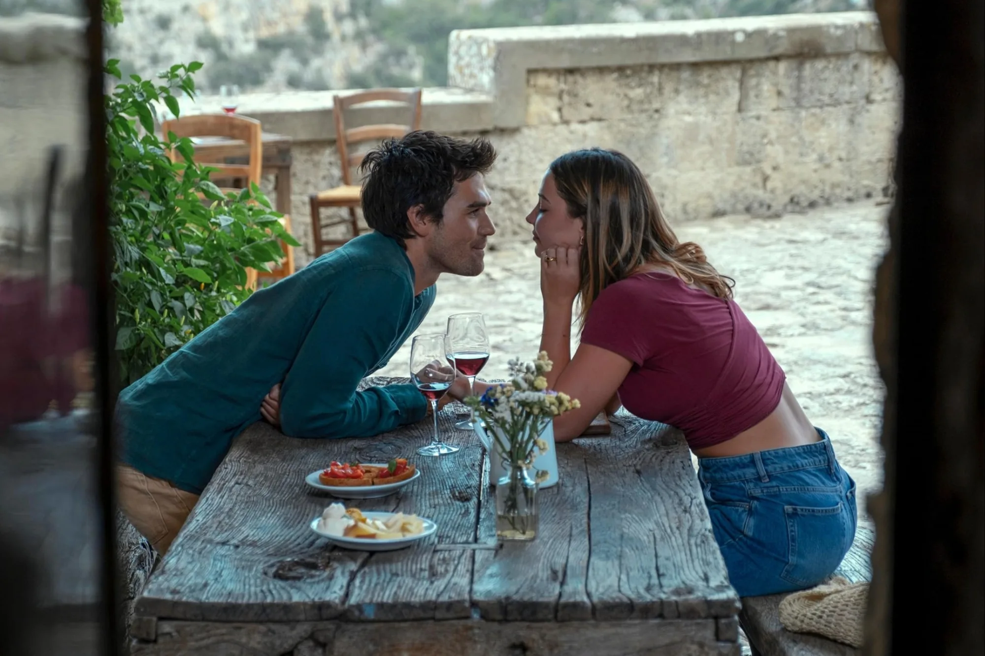 ایک مرد اور عورت ایک میز پر بیٹھ کر ایک دوسرے کو دیکھتے ہیں۔