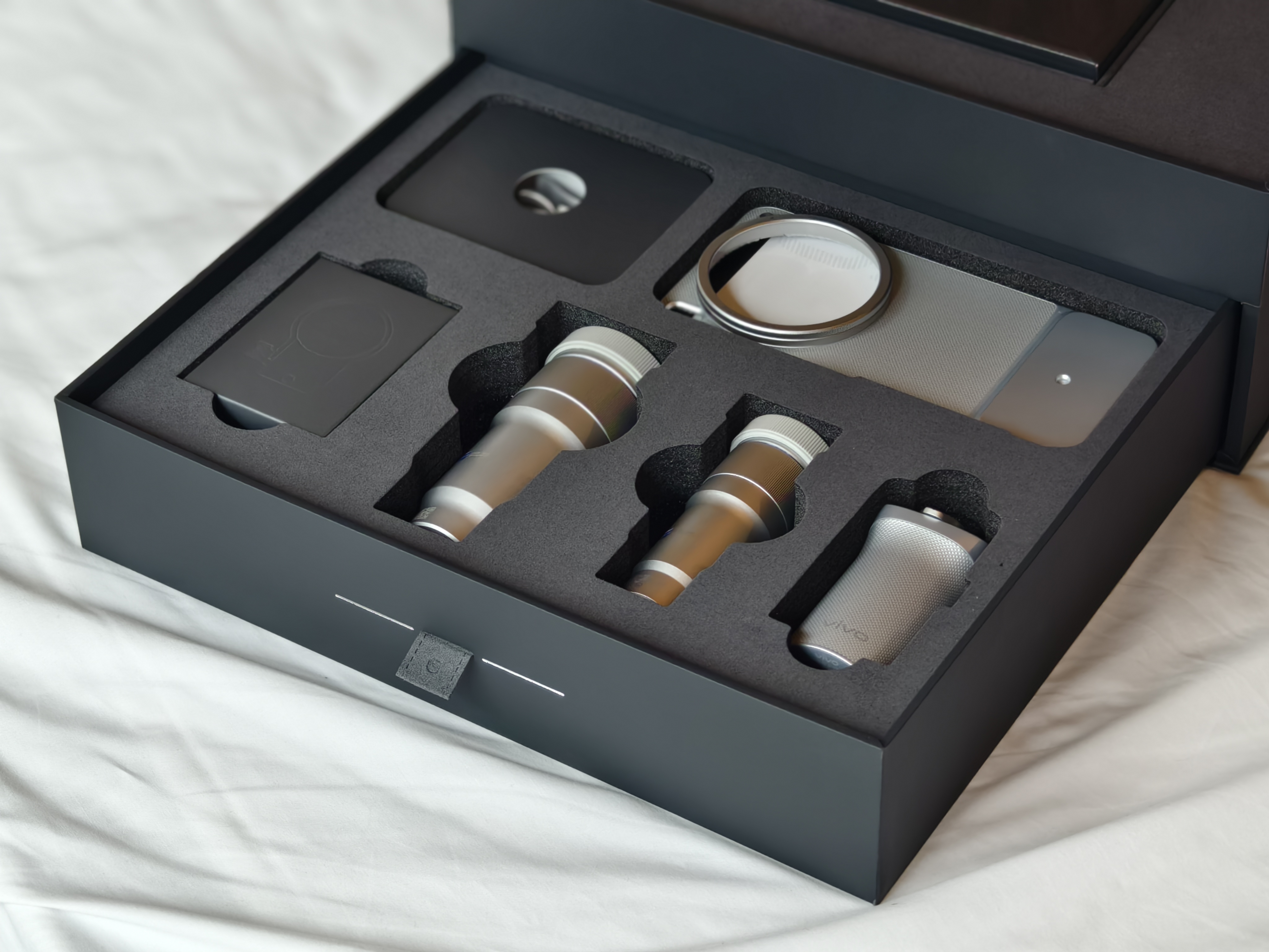 Vivo X300 Ultra کی کیمرہ کٹ باکس میں شامل ہے۔