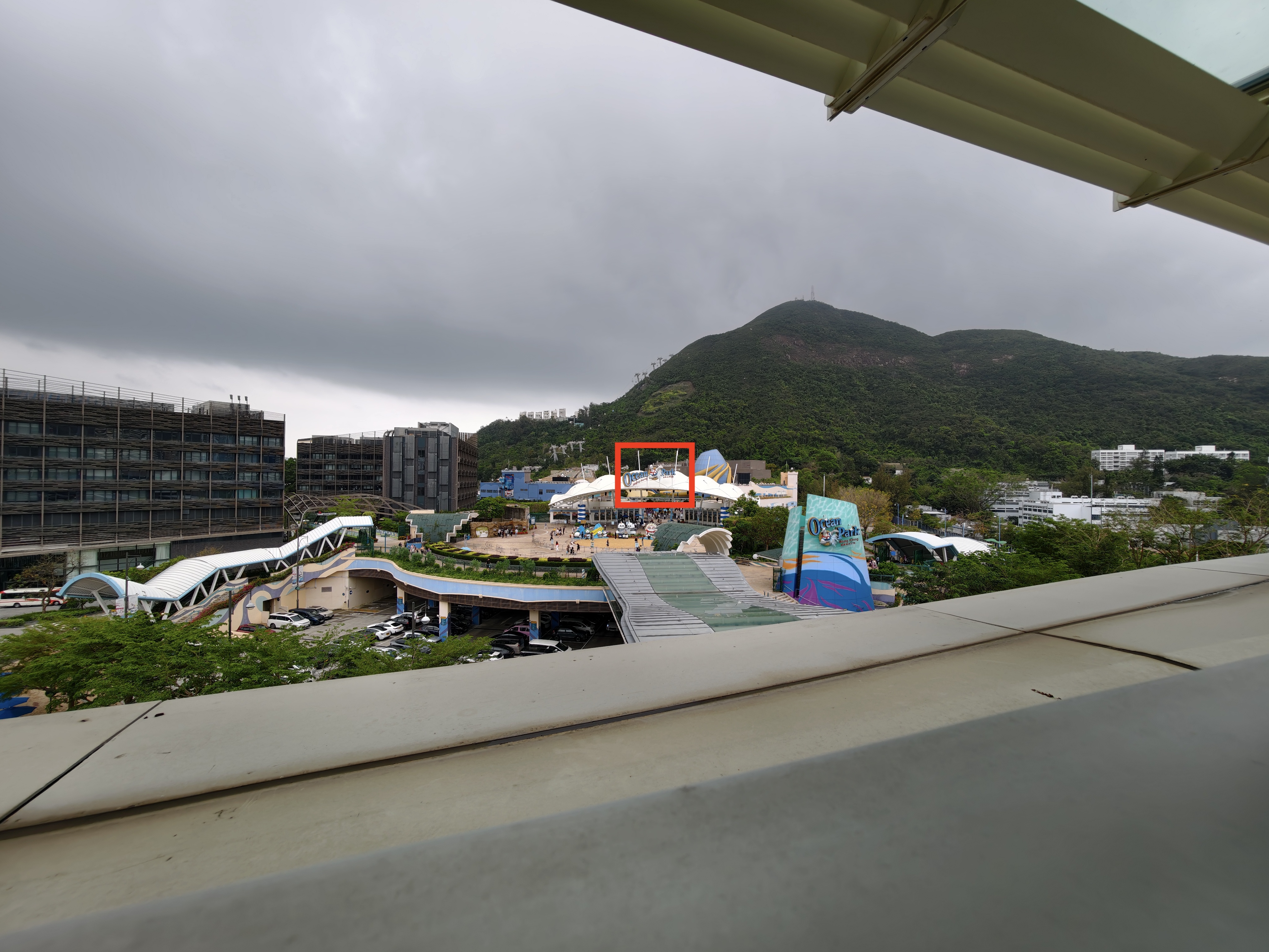 400mm اضافی ٹیلی کنورٹر لینس سے لیس Vivo X300 Ultra کے ساتھ اوشین پارک کا لوگو شاٹ۔