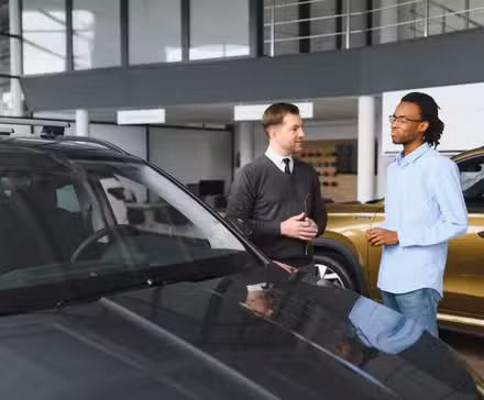 کار ڈیلرشپ شوروم میں کسٹمر کے ساتھ سیلز کنسلٹنٹ