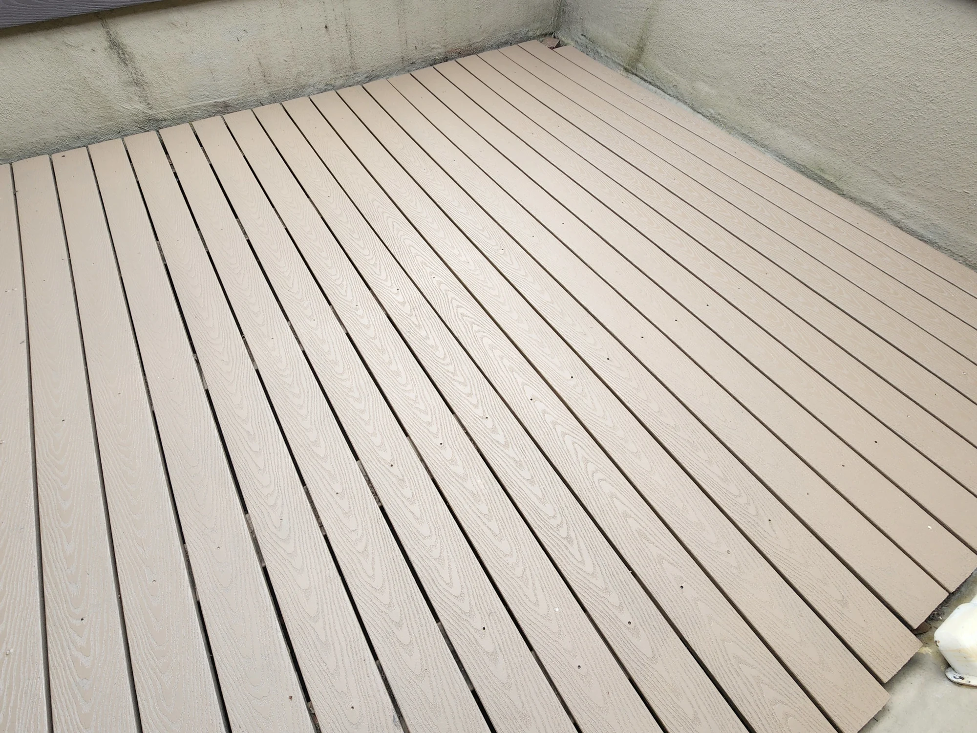 پینٹ کام کے بعد یہ میرا ڈیک ہے۔