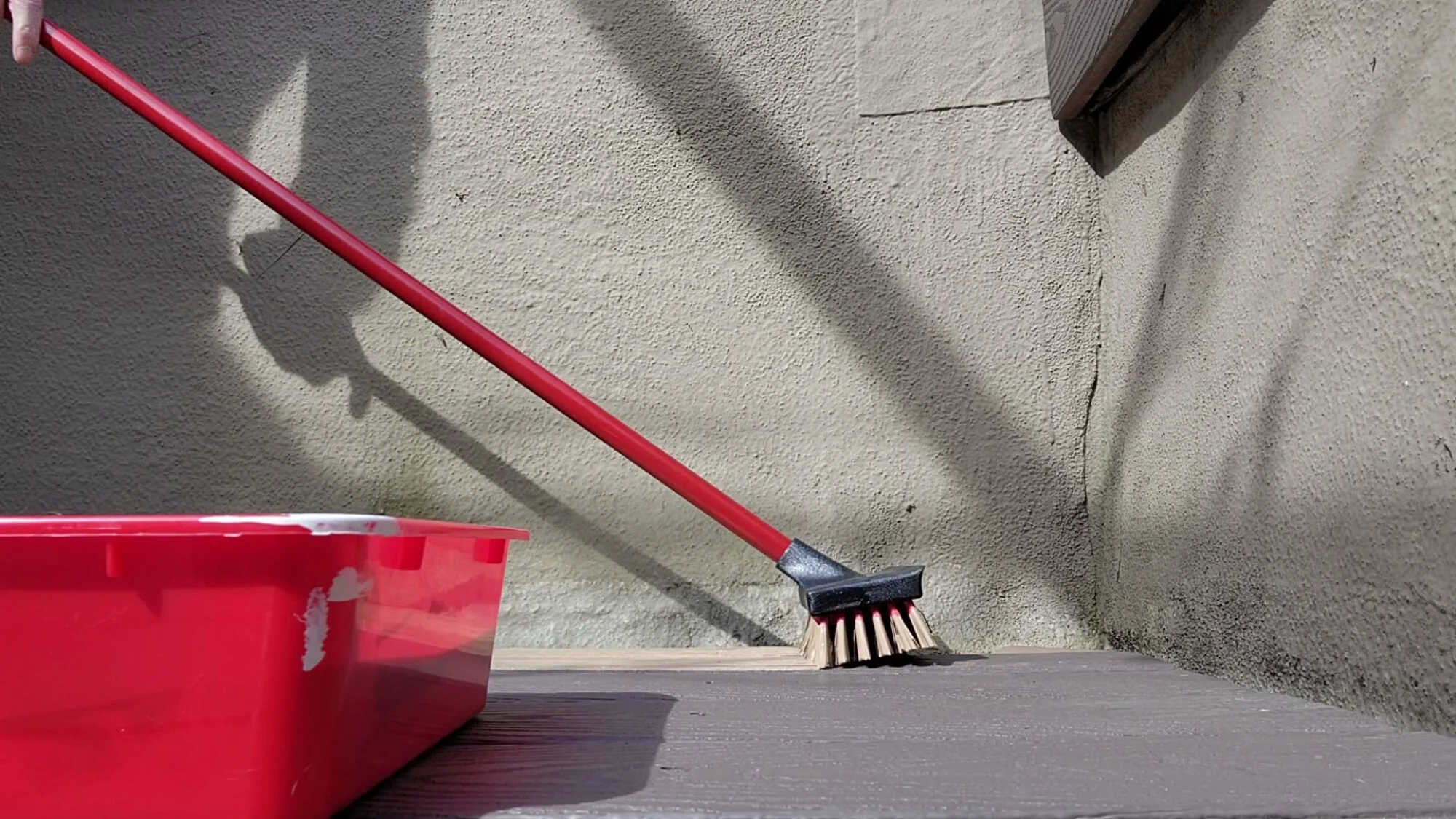 ڈیک کو پینٹ کرنے کے لیے جھاڑو کا استعمال کریں۔