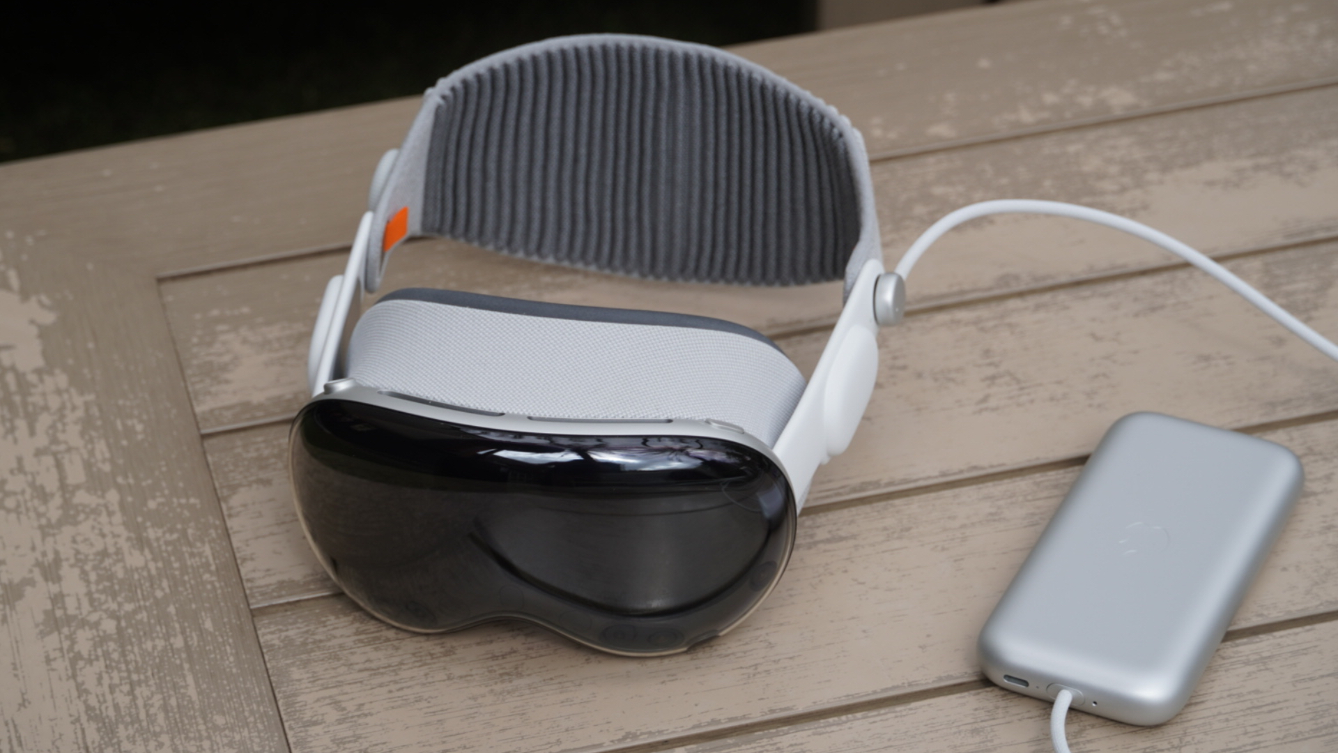 بیرونی میز پر لوازمات کے ساتھ Apple Vision Pro۔