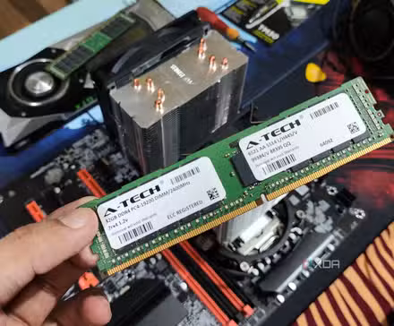 پس منظر میں سرور پی سی، ہیڈ فونز اور GTX 1080 کے ساتھ ECC میموری ماڈیول رکھنے والا شخص
