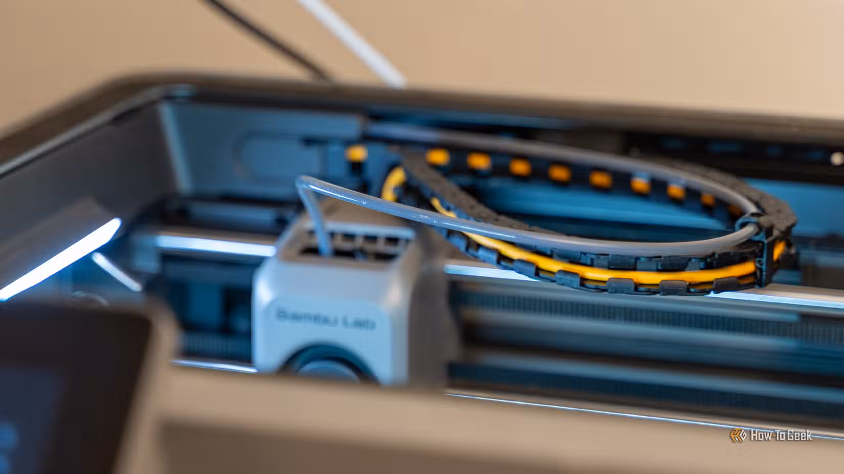 PTFE نلیاں بامبو لیب پرنٹر کے اندر کیبل چین کے ذریعے جڑی ہوئی ہیں۔