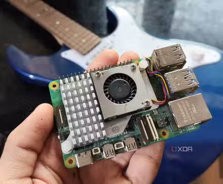 Yamaha Pacifica 012 کے سامنے Raspberry Pi 5 پکڑے ہوئے شخص