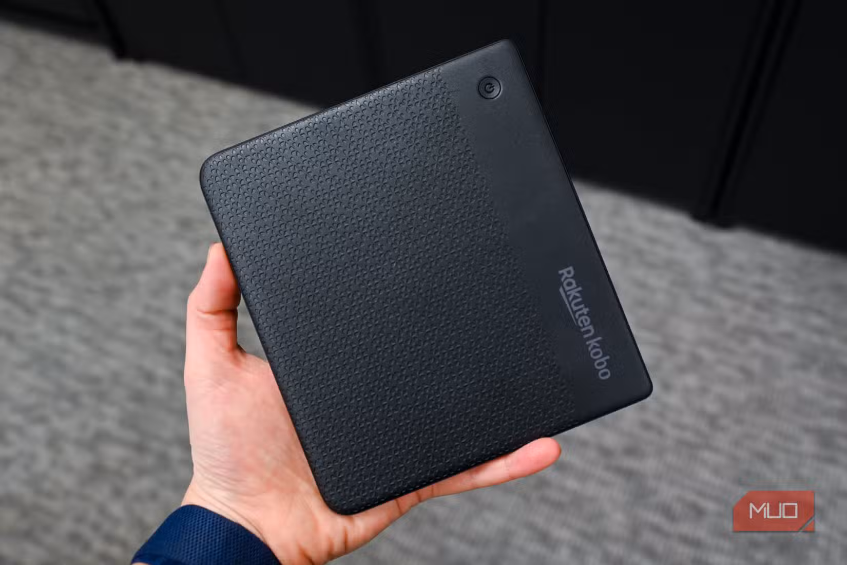 کوبو لیبرا رنگ کی پشت کو پکڑنا