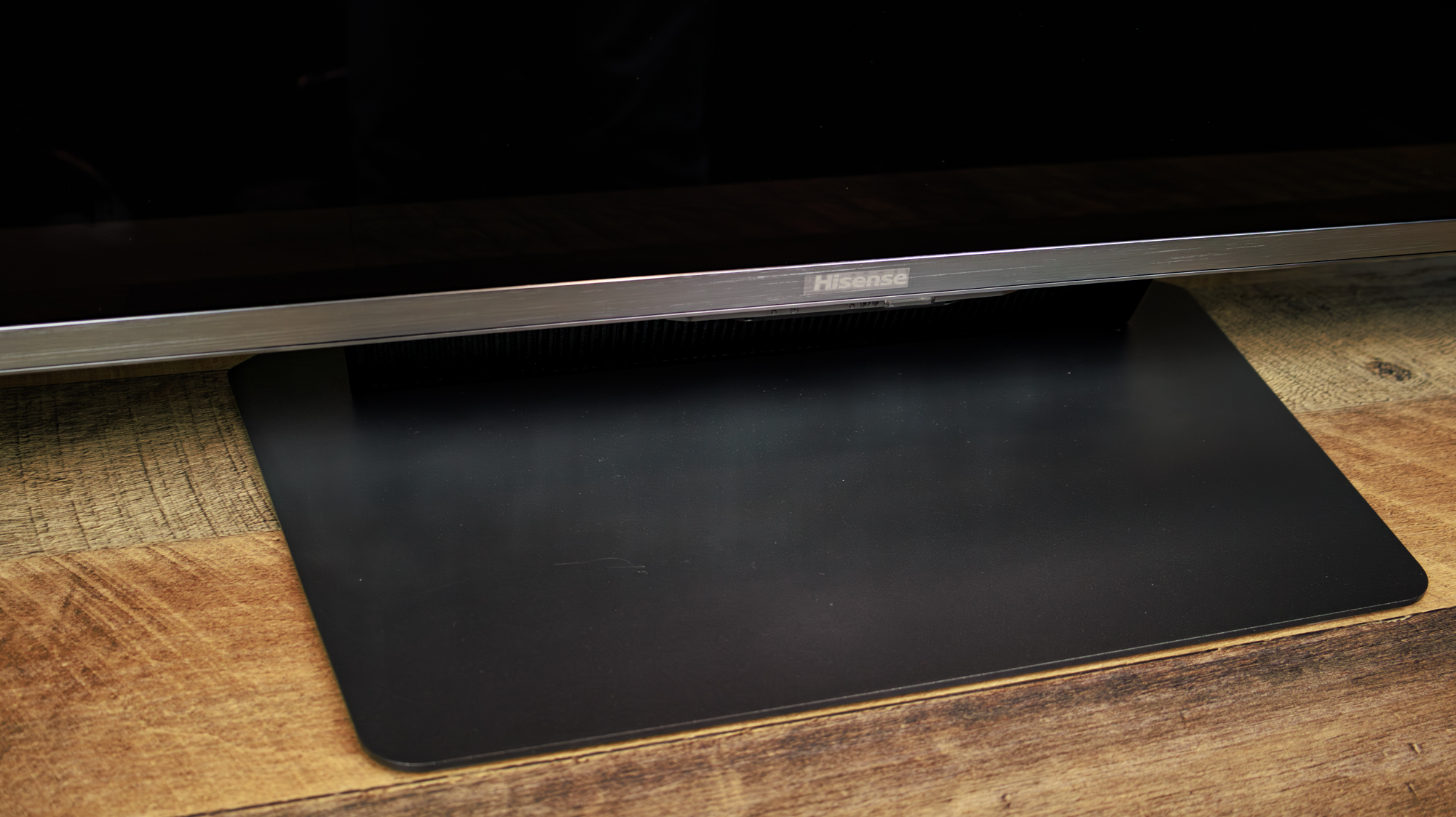 ہائی سینس UR9 RGB Mini LED TV کے لیے کھڑے ہوں۔