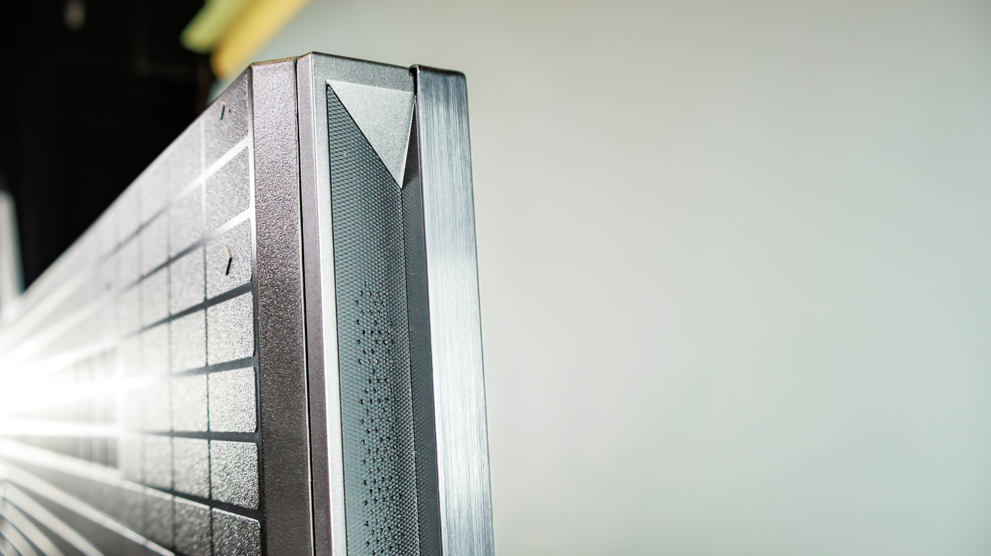 ہائی سینس UR9 RGB Mini LED TV اسکرین کا کنارہ