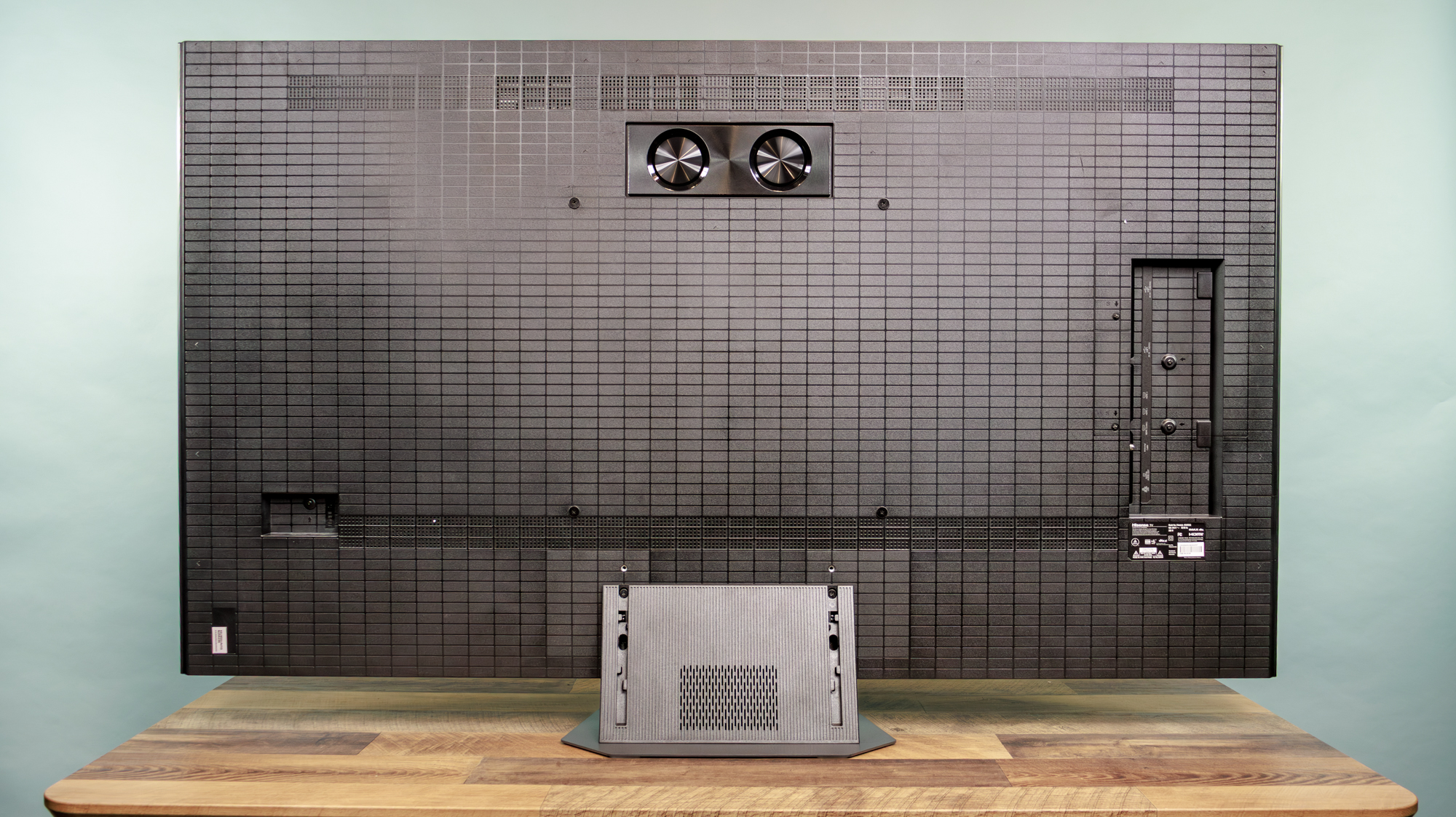 ہائی سینس UR9 RGB Mini LED TV کے پیچھے