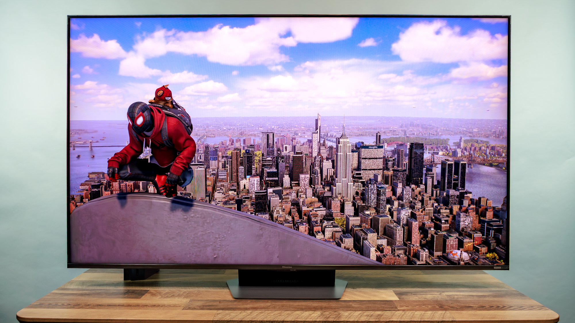 ڈیسک پر ہائی سینس UR9 RGB منی LED TV