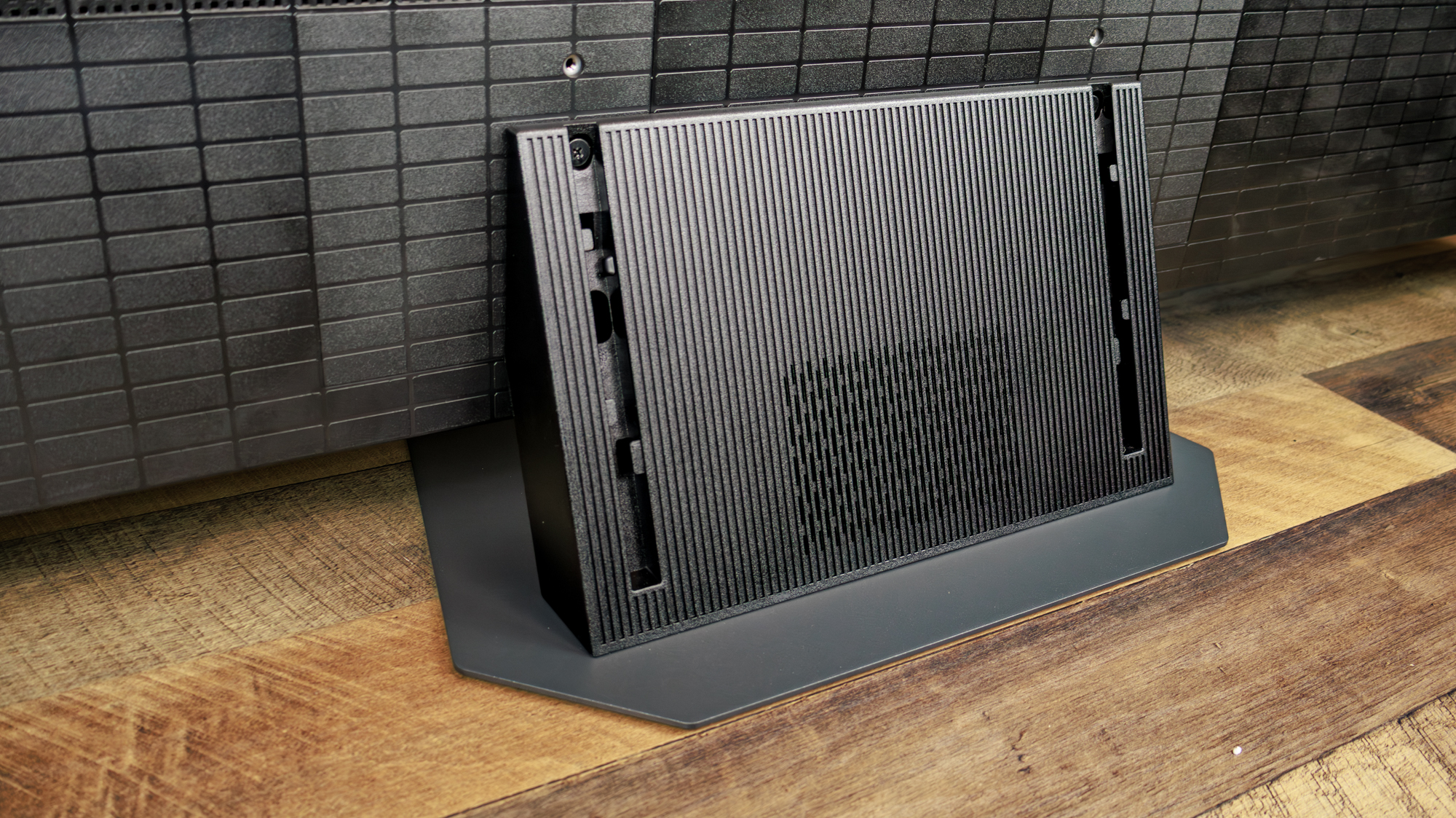 ہائی سینس UR9 RGB Mini LED TV اسٹینڈ ریئر