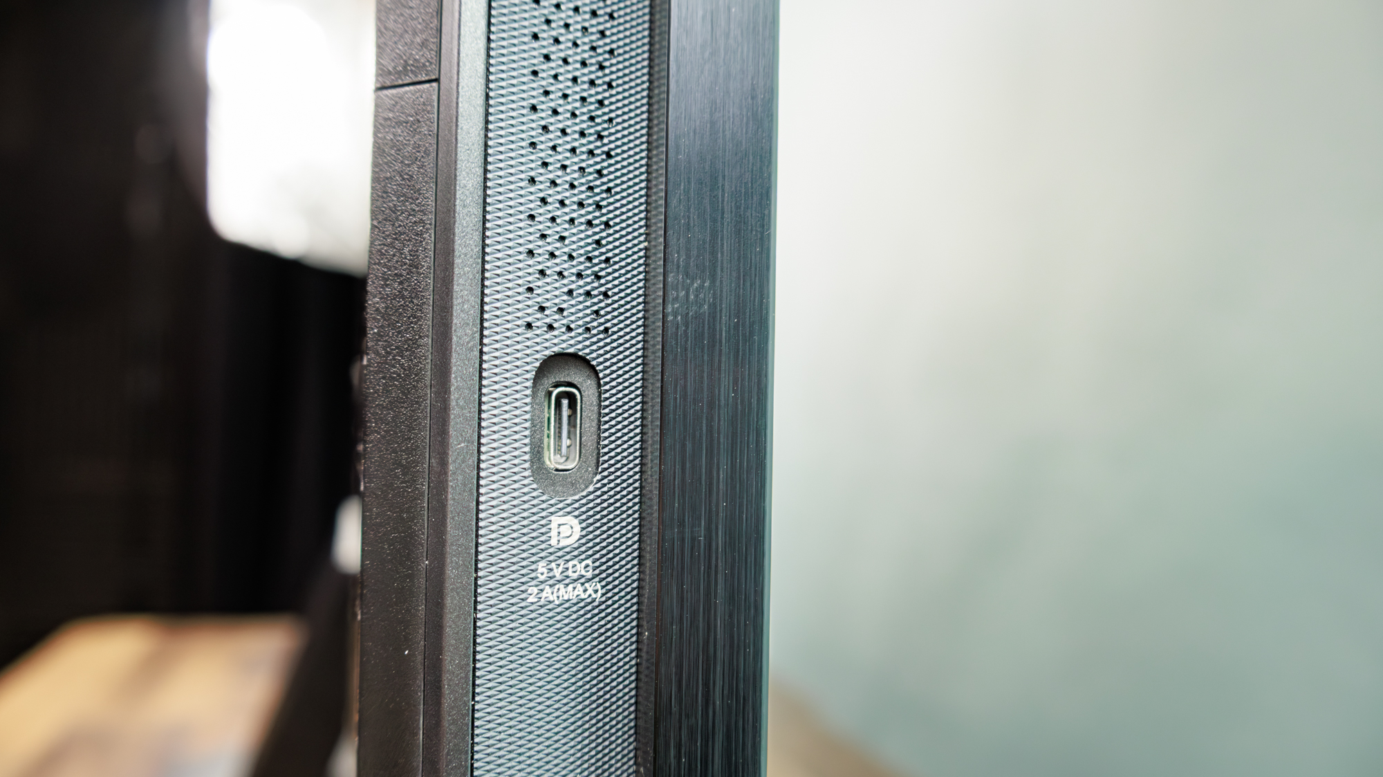 Hisense UR9 RGB Mini LED TV پر USB-C سائیڈ پورٹ