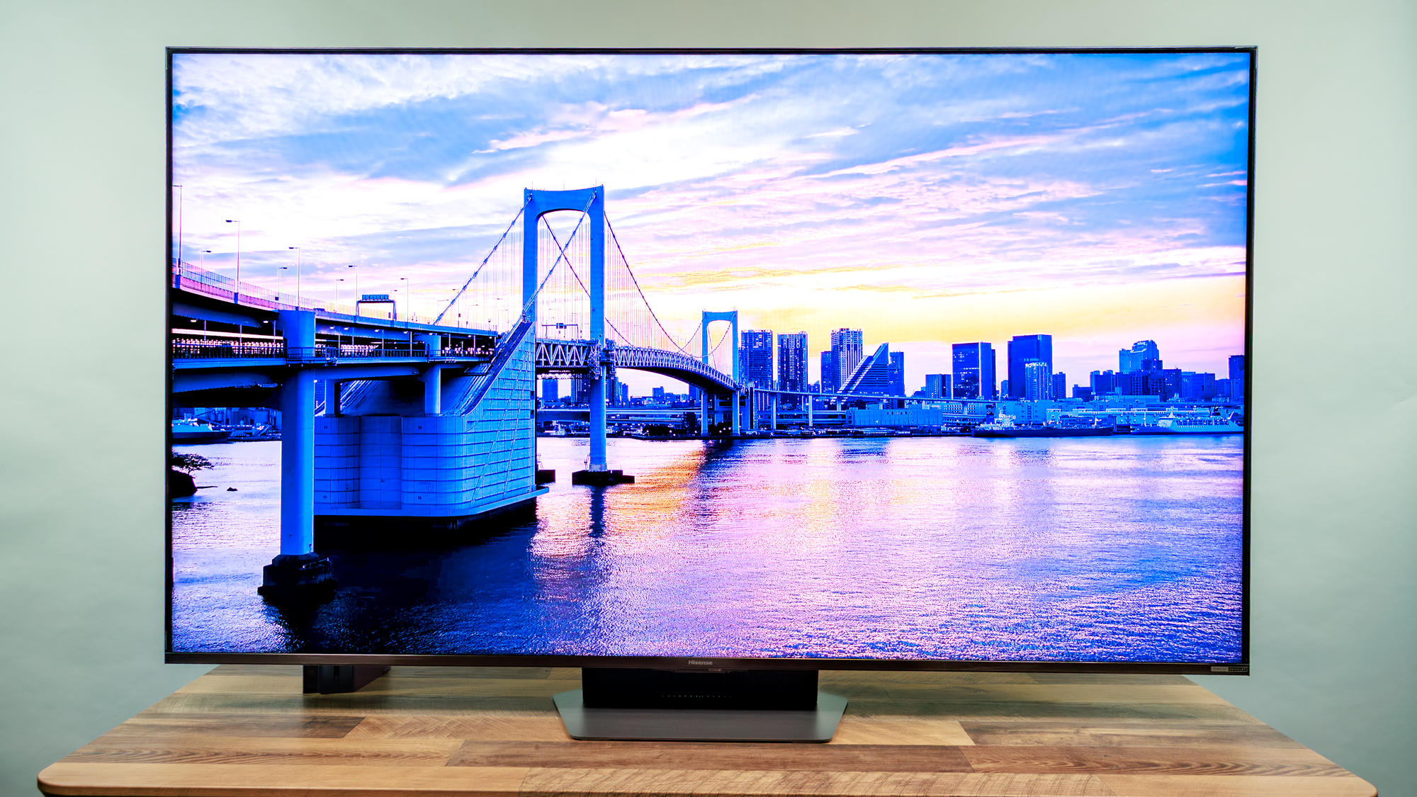 ڈیسک پر ہائی سینس UR9 RGB منی LED TV
