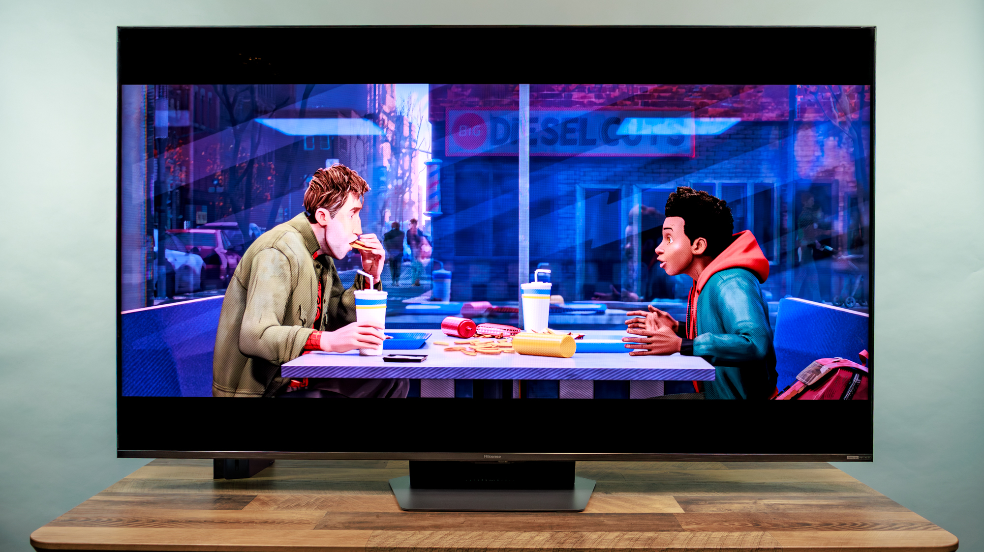 ڈیسک پر ہائی سینس UR9 RGB منی LED TV