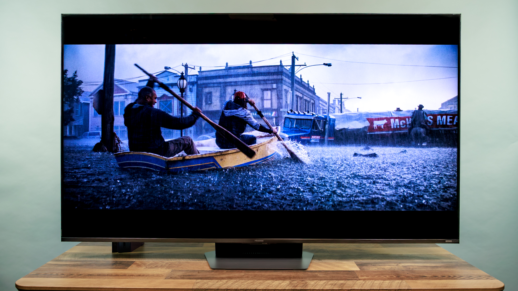 ڈیسک پر ہائی سینس UR9 RGB منی LED TV