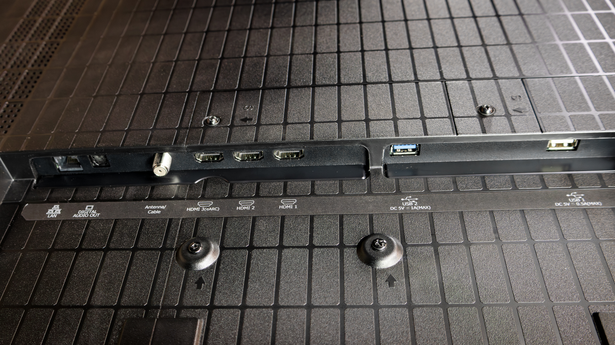 ہائی سینس UR9 RGB Mini LED TV کی پورٹس