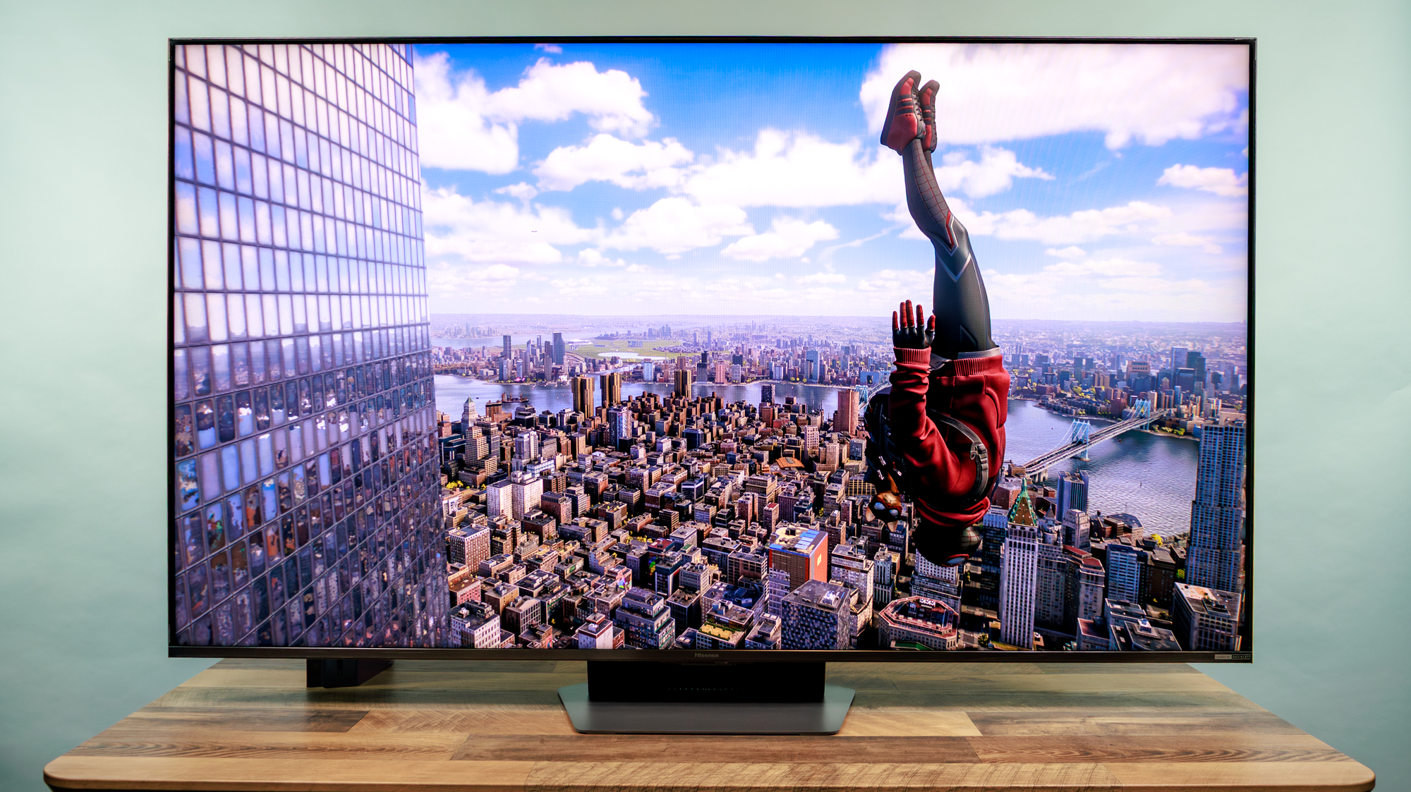 ڈیسک پر ہائی سینس UR9 RGB منی LED TV