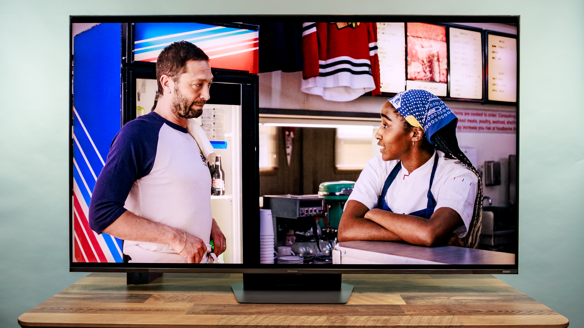 ڈیسک پر ہائی سینس UR9 RGB منی LED TV