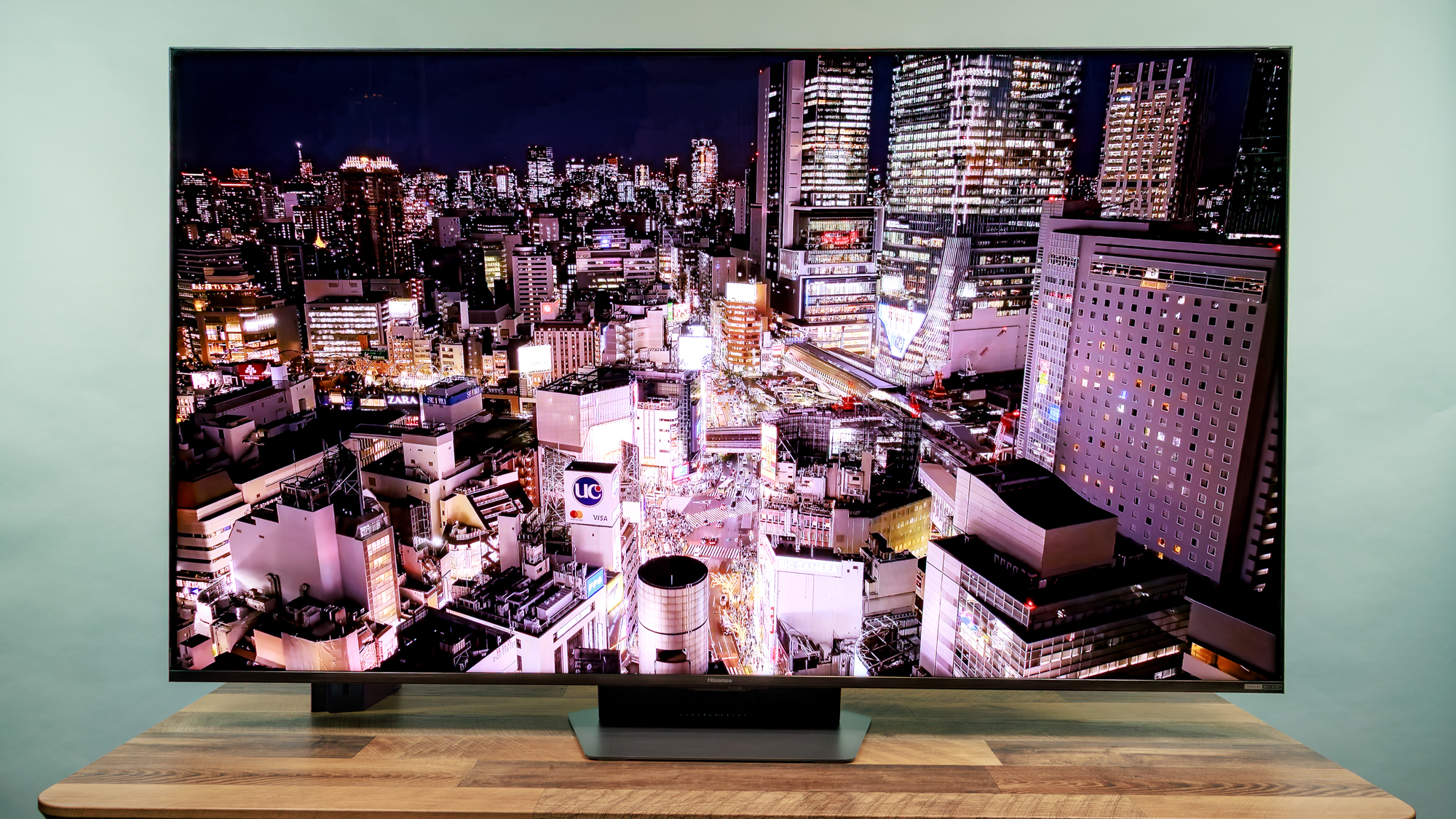 ڈیسک پر ہائی سینس UR9 RGB منی LED TV