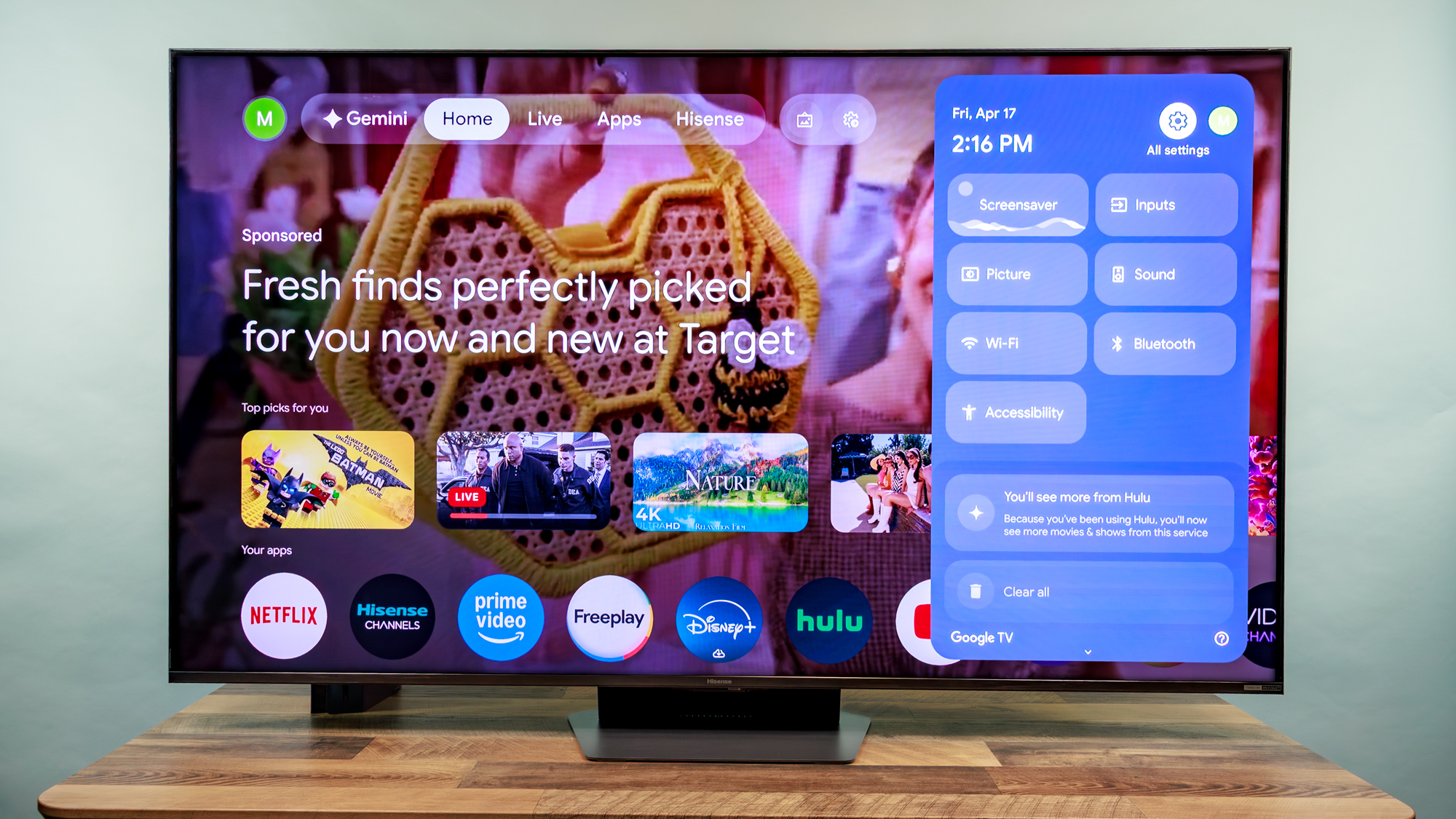 ڈیسک پر ہائی سینس UR9 RGB منی LED TV