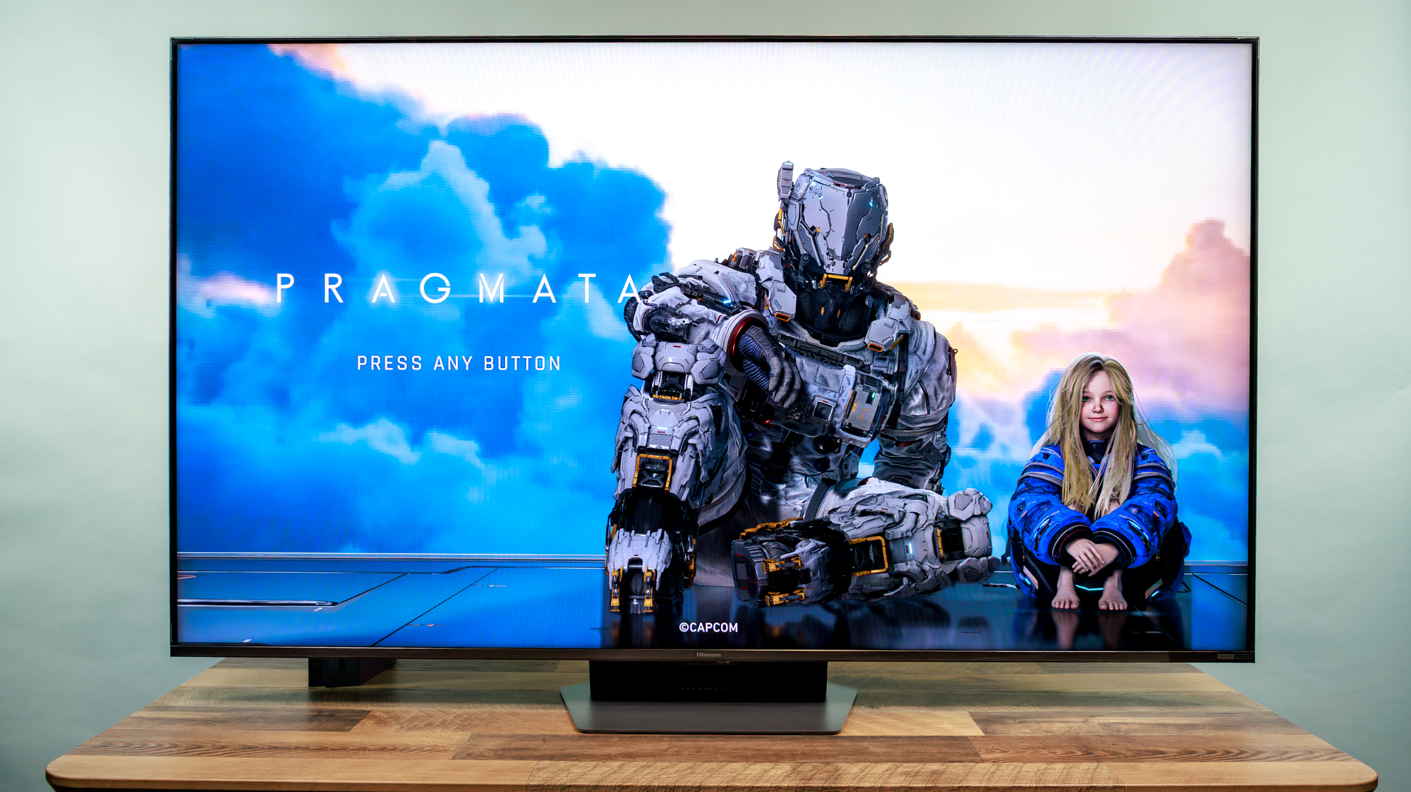 ڈیسک پر ہائی سینس UR9 RGB منی LED TV