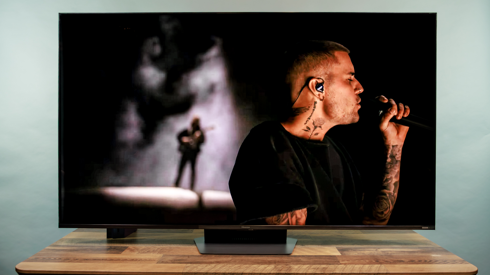 ڈیسک پر ہائی سینس UR9 RGB منی LED TV