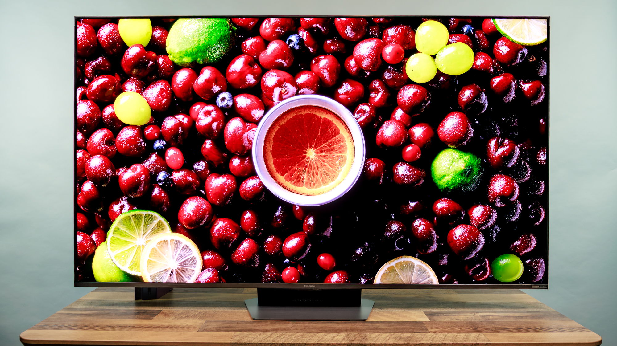 ڈیسک پر ہائی سینس UR9 RGB منی LED TV